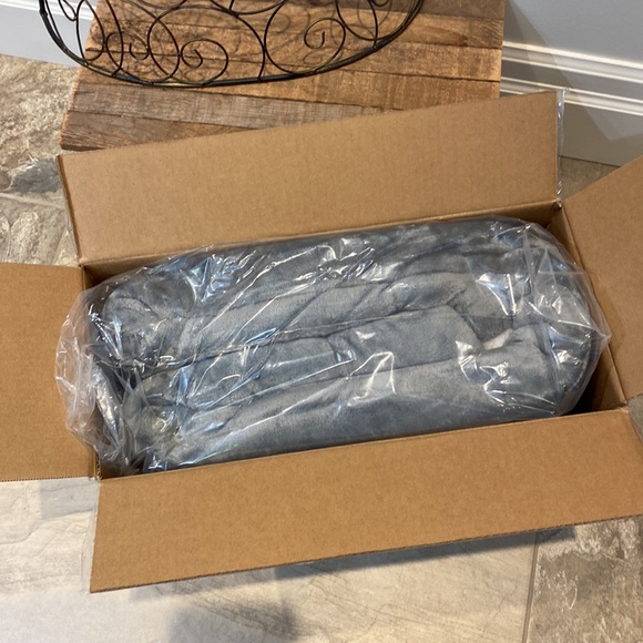 Amazon Basics Sherpa Throw - Picture 5 of 9